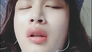 中国伪娘宿舍床帘内自慰淫叫